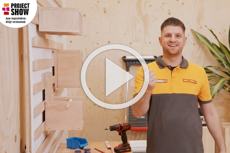 Demonstratie van het bouwen van een modulair rekken systeem met de Hornbach Project Show presentator.