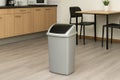 Afvalemmer met draaideksel in een keuken Afvalemmer met draaideksel in een keuken
