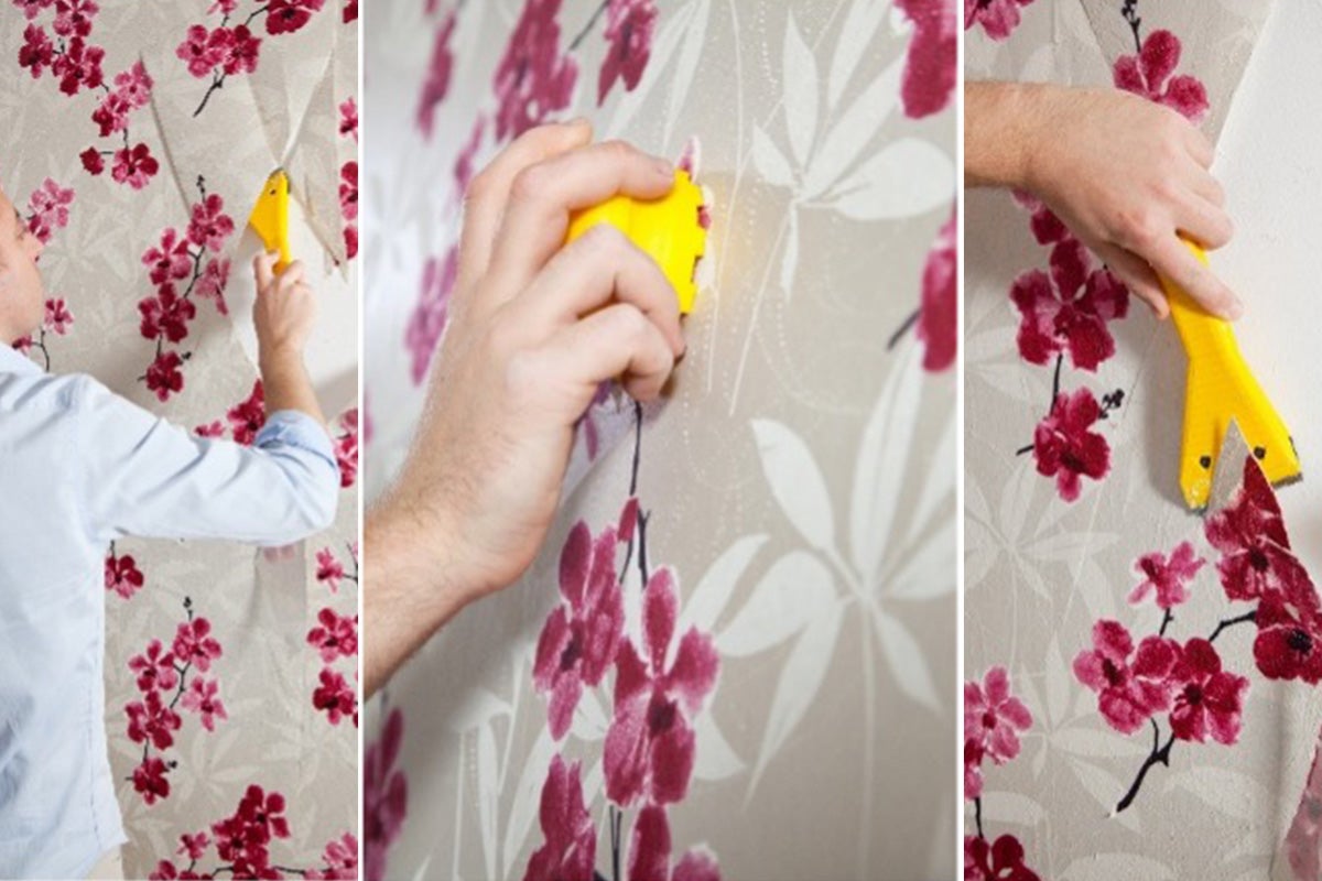 Aanbrengen van een bloemmotiefbehang met een hulpmiddel.