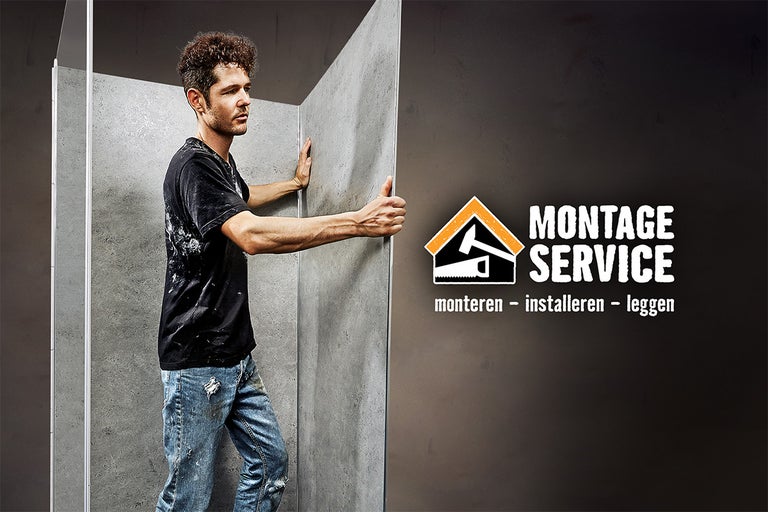 Man installeert wandpanelen; Montage Service Logo