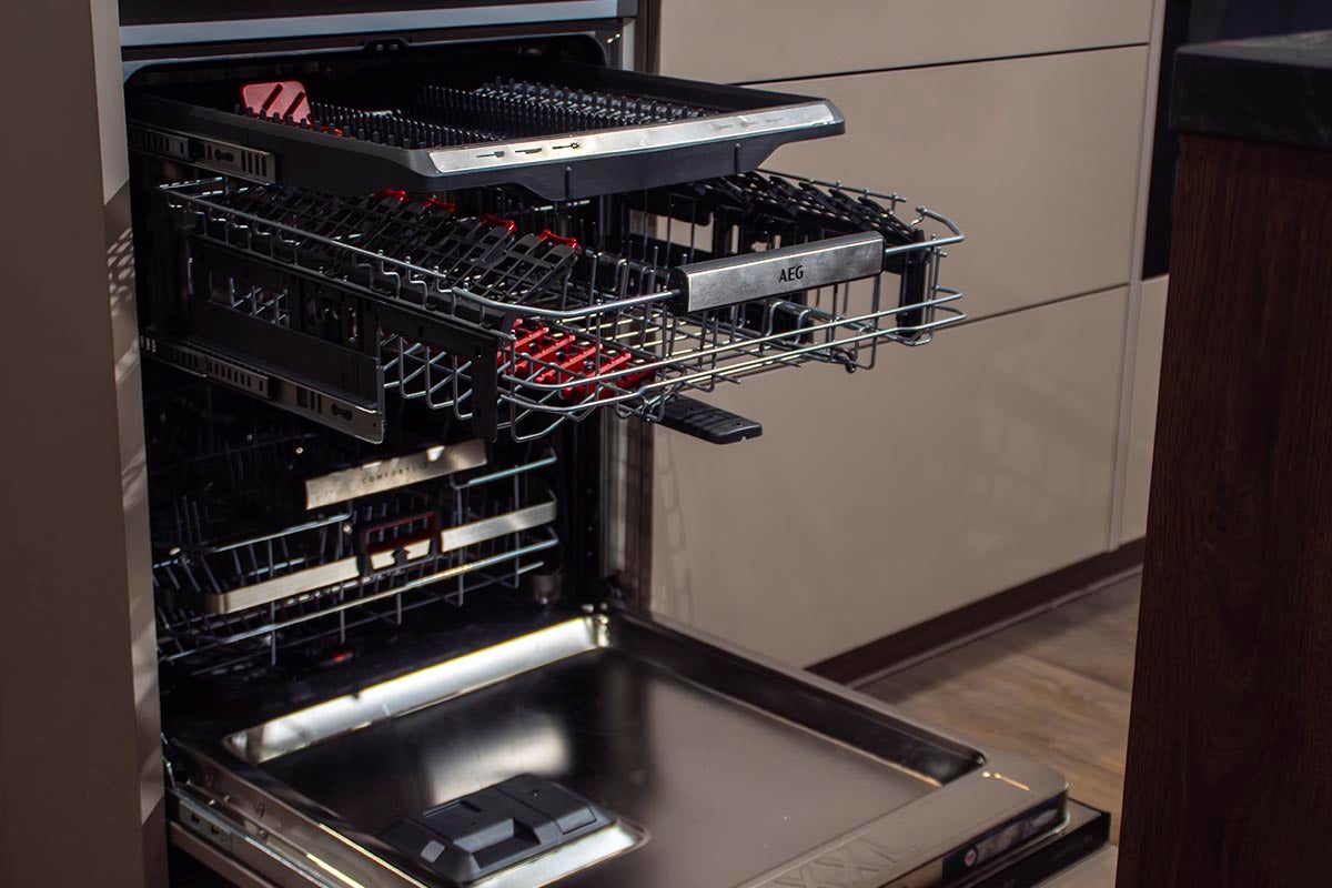 Open vaatwasser met besteklade en vaatwaskorven