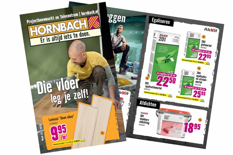 Hornbach Logo. Reclamefolder met een man die eiken laminaat legt en verschillende Akkit producten voor egaliseren en afdichten.