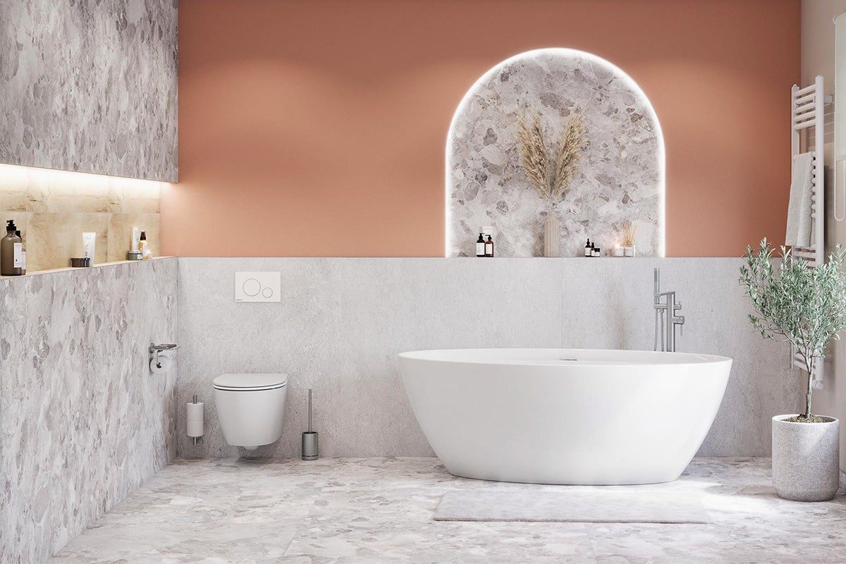 Lichte badkamer met vrijstaand bad, toilet en wastafel