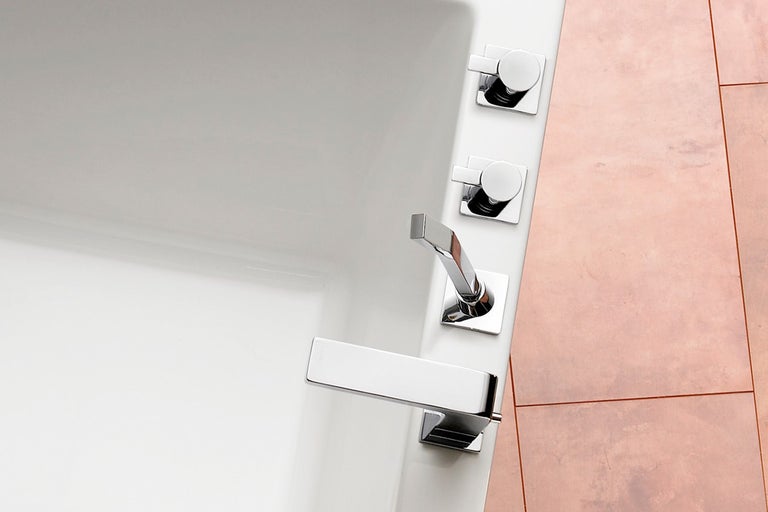 Afbeelding van een badkuip met armaturen