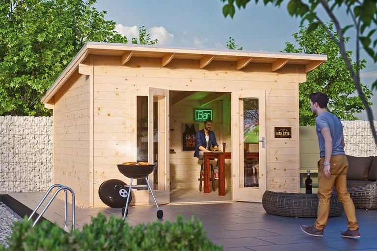 Houten tuinhuis met open deuren, barbecue, zitmeubelen en een persoon