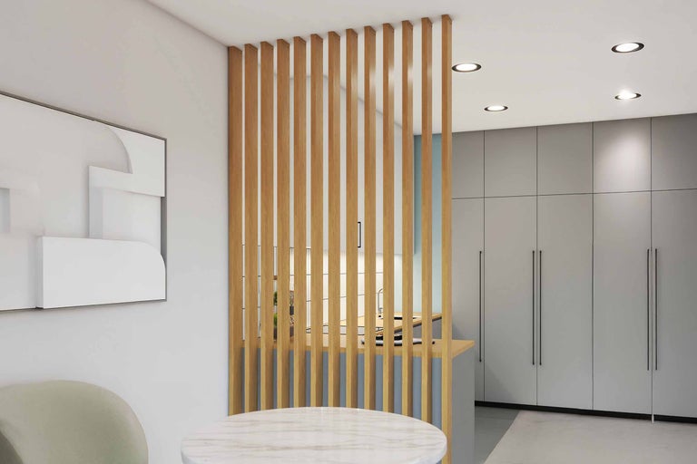 Woonkamer met houten scheidingswand, eettafel en kitchenette