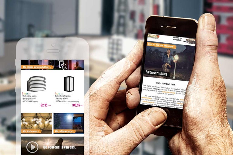 Twee smartphones tonen de Hornbach website met buitenverlichtingsproducten.