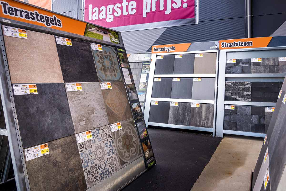 Tentoonstelling van terrastegels en straatstenen in de Hornbach bouwmarkt.