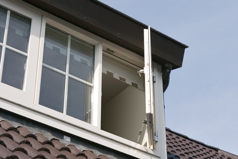 Geopend dakraam met hang- en sluitwerk