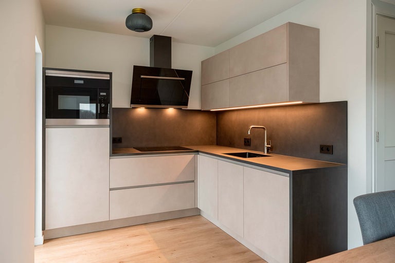 Moderne keuken met inbouwoven, afzuigkap en keukenkasten