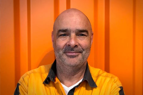 Portret van een man voor een wand.