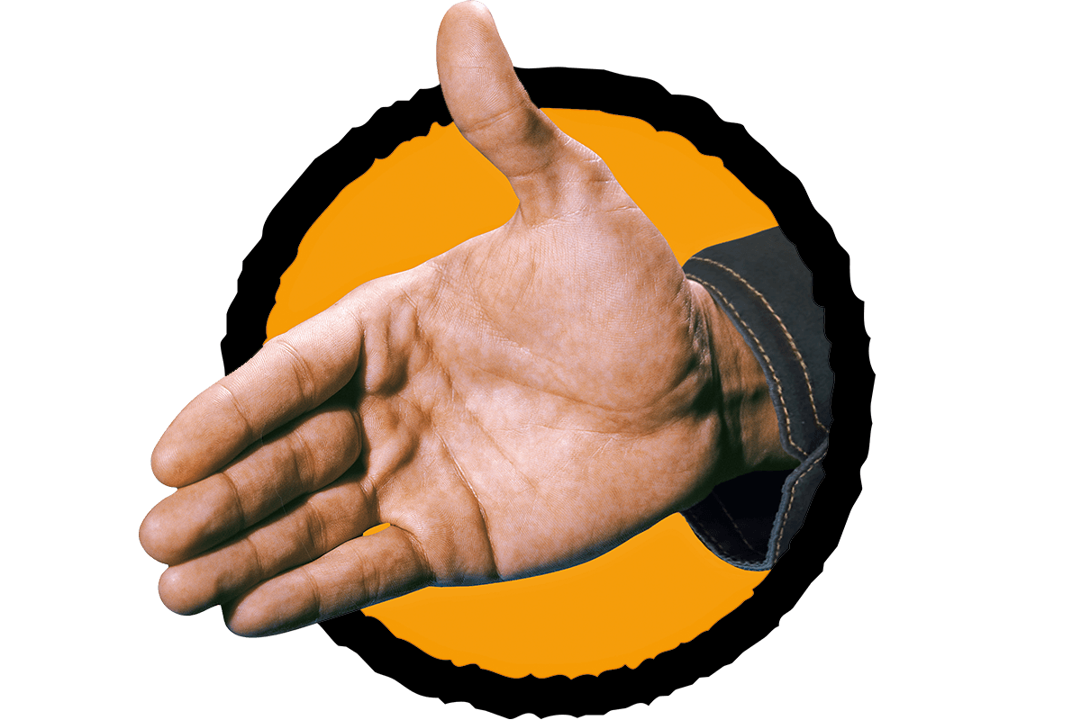 Een Hornbach medewerker adviseert een klant aan een balie