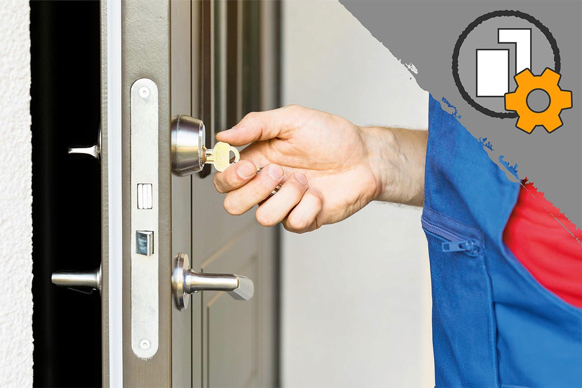 Sleutel zit in het deurslot van een voordeur