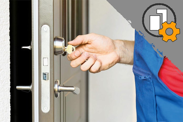 Sleutel zit in het deurslot van een voordeur