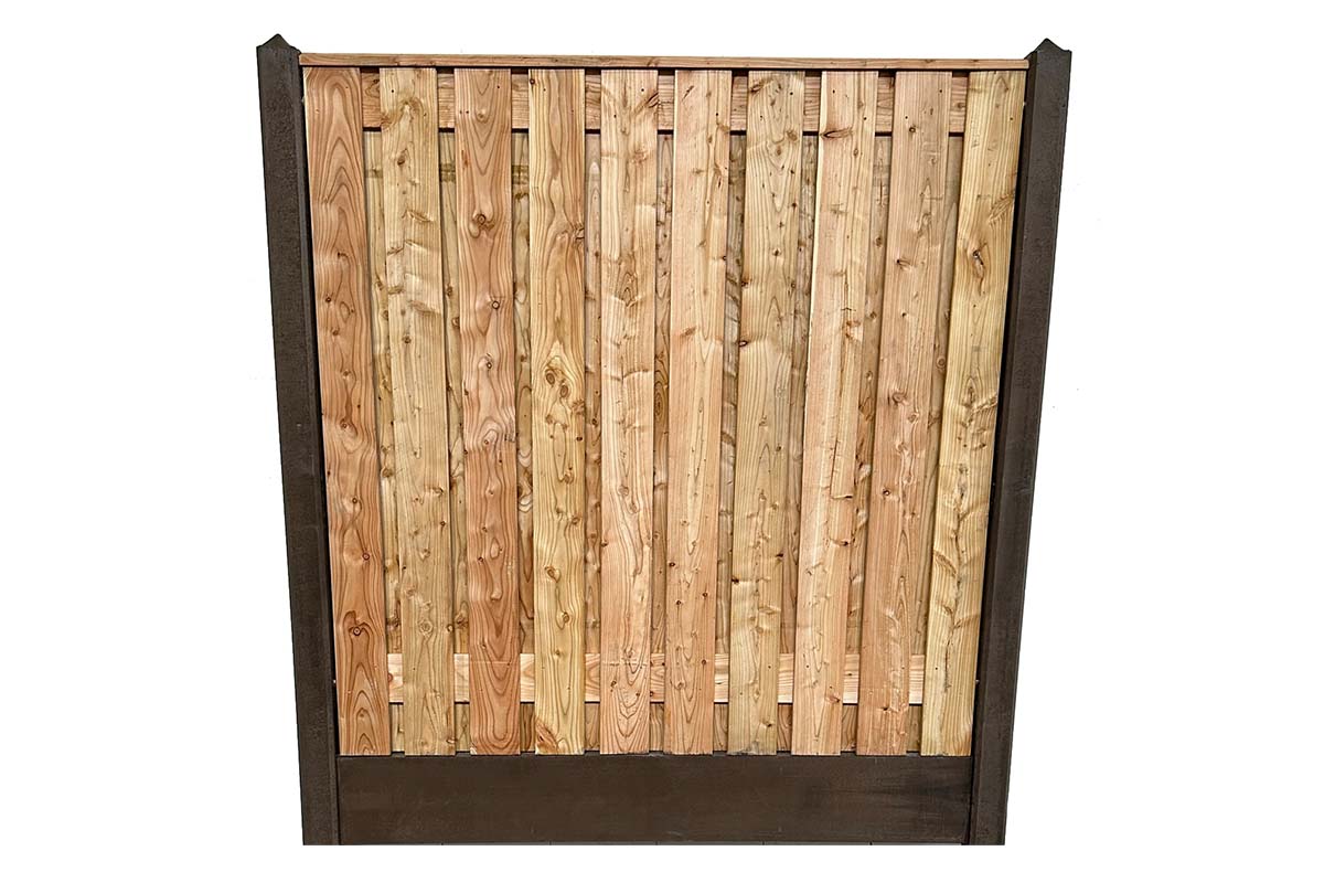 Houten schutting met betonnen palen en voet