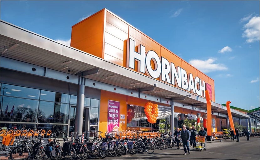 Hornbach bouwmarkt buitenaanzicht met fietsen en winkelwagens
