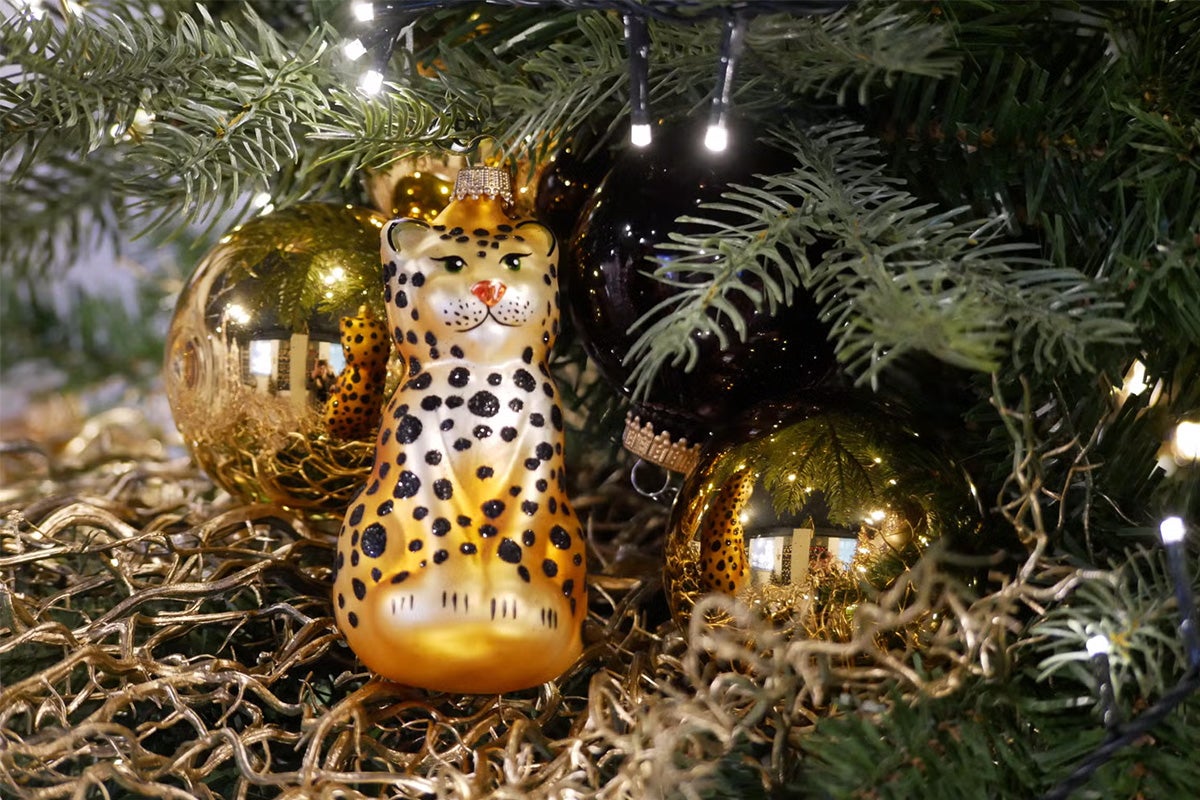Kerstboomversiering met luipaardprint en gouden ballen