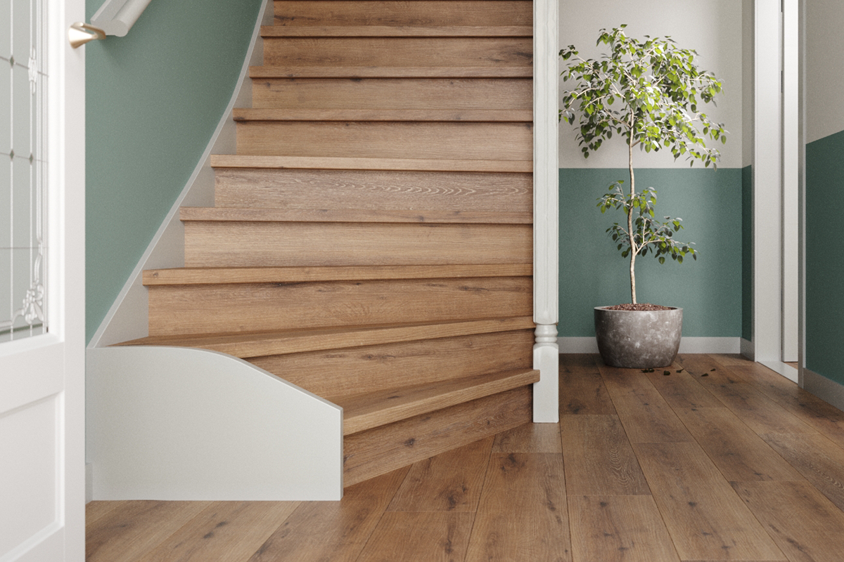 Traprenovatie in houtlook met bijpassende vloer in een lichte hal met kamerplant.