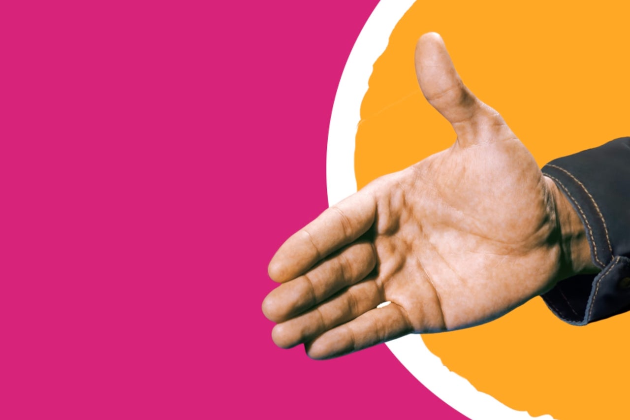 Open hand voor een gekleurde achtergrond