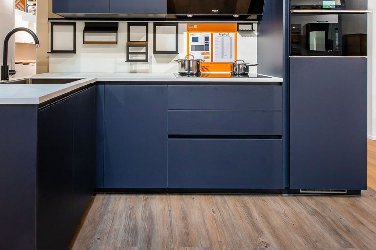 Keuken met spoelbak, kookplaat, afzuigkap en oven in een modern design.