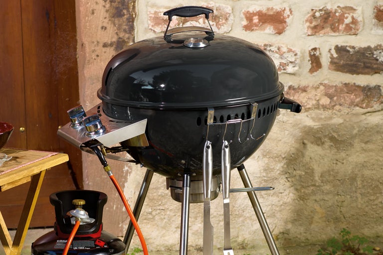 Bolvormige gasbarbecue met accessoires en gasfles