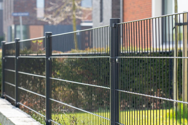 Dubbelstaafmat hek in de tuin