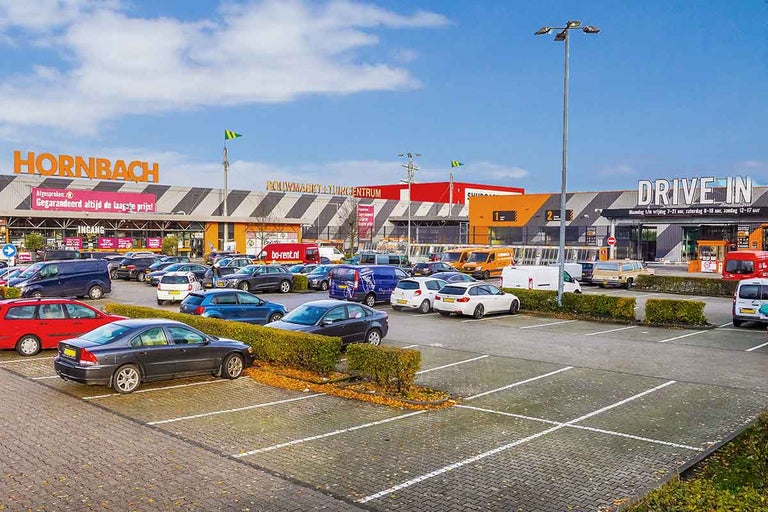 Hornbach bouwmarkt met parkeerplaats en Drive-In