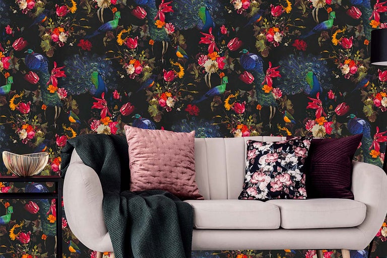 Kamer met een bank en een donker behang met vogel- en bloemmotieven