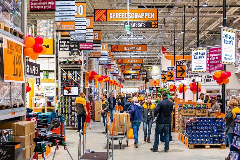 Interieur van een Hornbach bouwmarkt met klanten, schappen en wegwijzers