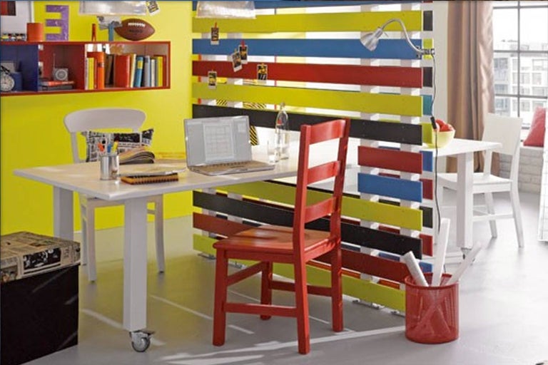 Decoratieve studeerkamer met bureau, stoel en kamerscherm