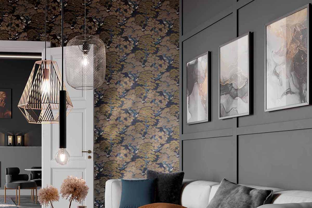 Moderne woonkamer met behang met patroon, donkergrijze wandpanelen, ingelijste afbeeldingen en decoratieve metalen hanglampen.