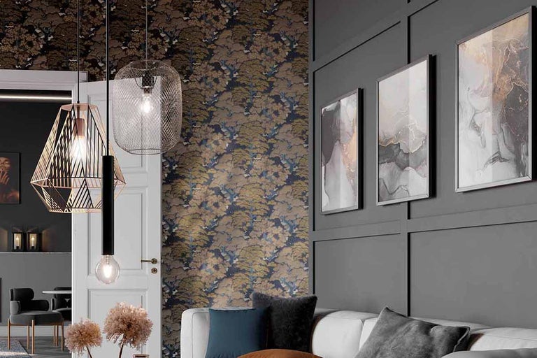 Moderne woonkamer met behang met patroon, donkergrijze wandpanelen, ingelijste afbeeldingen en decoratieve metalen hanglampen.