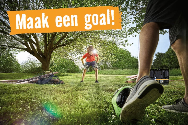 Tuinscene met voetbaldoel en spelende kinderen