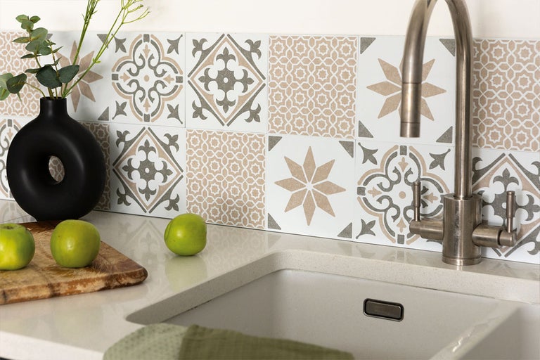 Keukenscène met wandtegels in retrodesign, wasbak en kraan