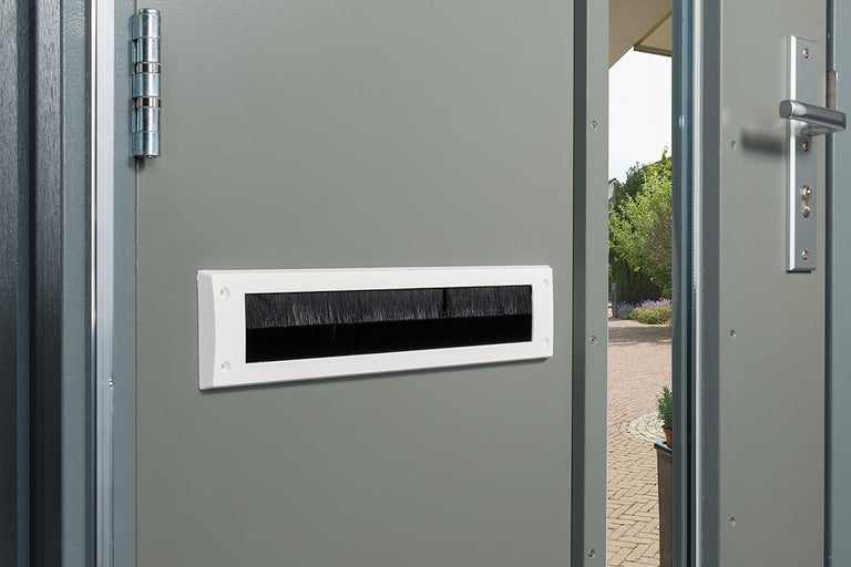 Brievenbus met borstelafdichting in een deur