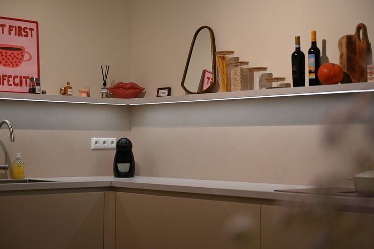 Keukenscène met planken, decoraties en keukengerei