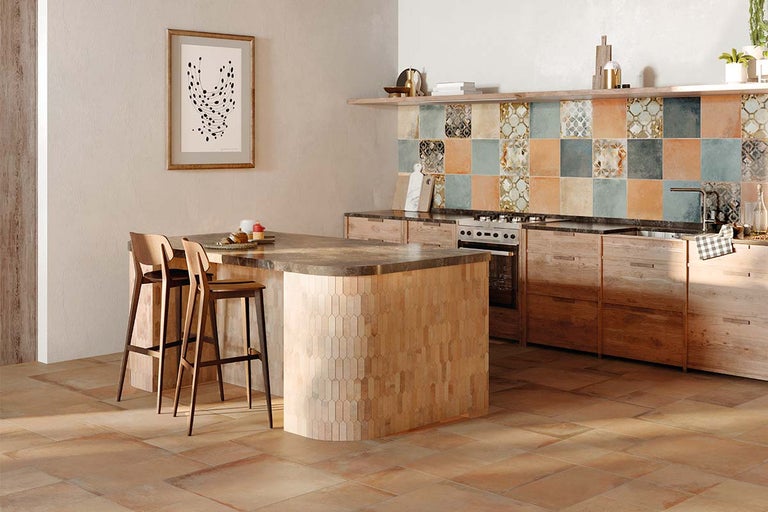 Lichte keuken met houten meubels, tegelmotieven en een tegelachterwand