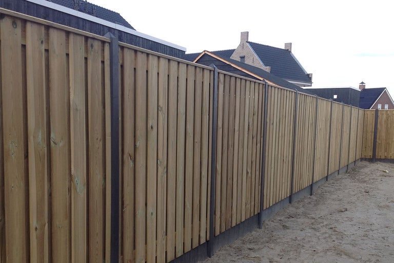 Houten schutting met betonnen palen voor perceelafscheiding