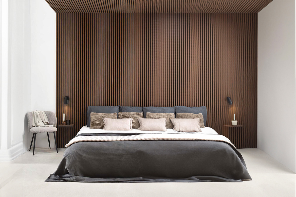 Slaapkamer met houten lambrisering en tweepersoonsbed