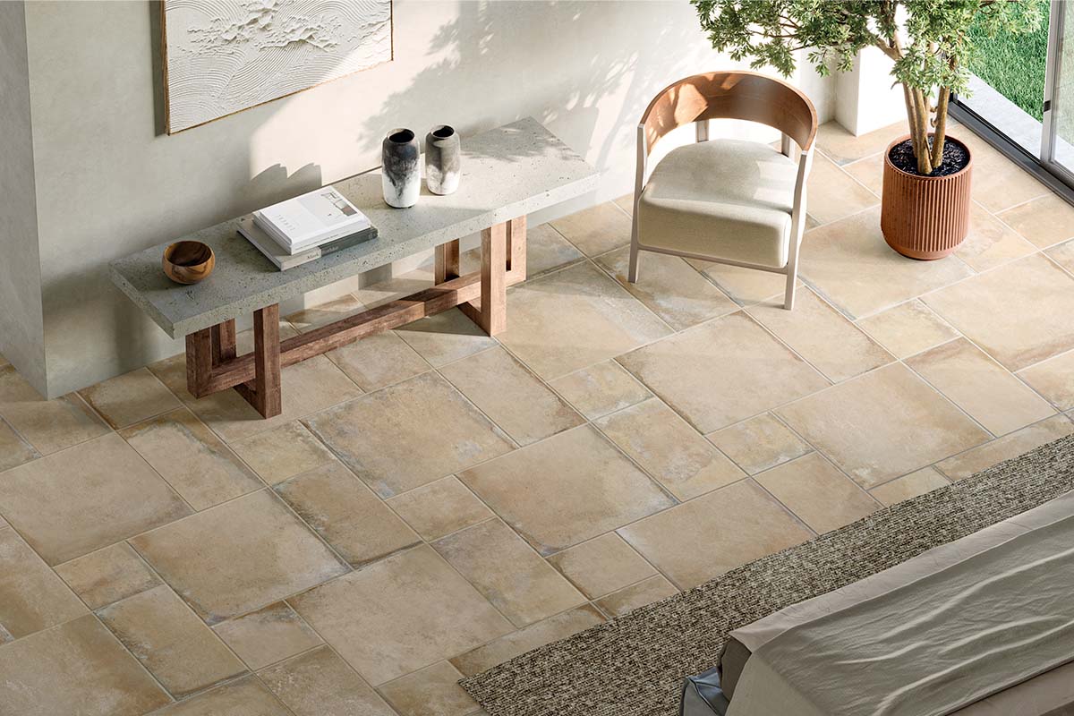 Vloertegels gelegd in een interieur met meubels