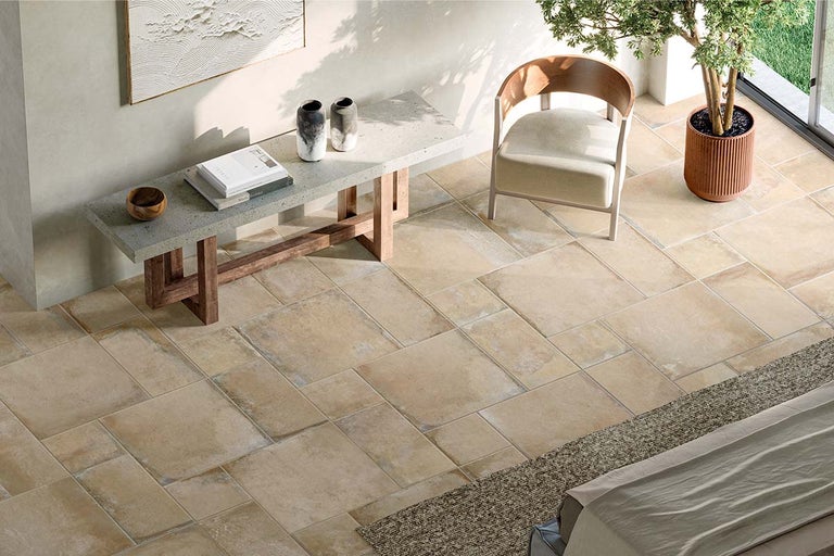 Vloertegels gelegd in een interieur met meubels