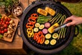 Groenten zoals paprika, courgette, maïskolven, uien en asperges bereid op een barbecue