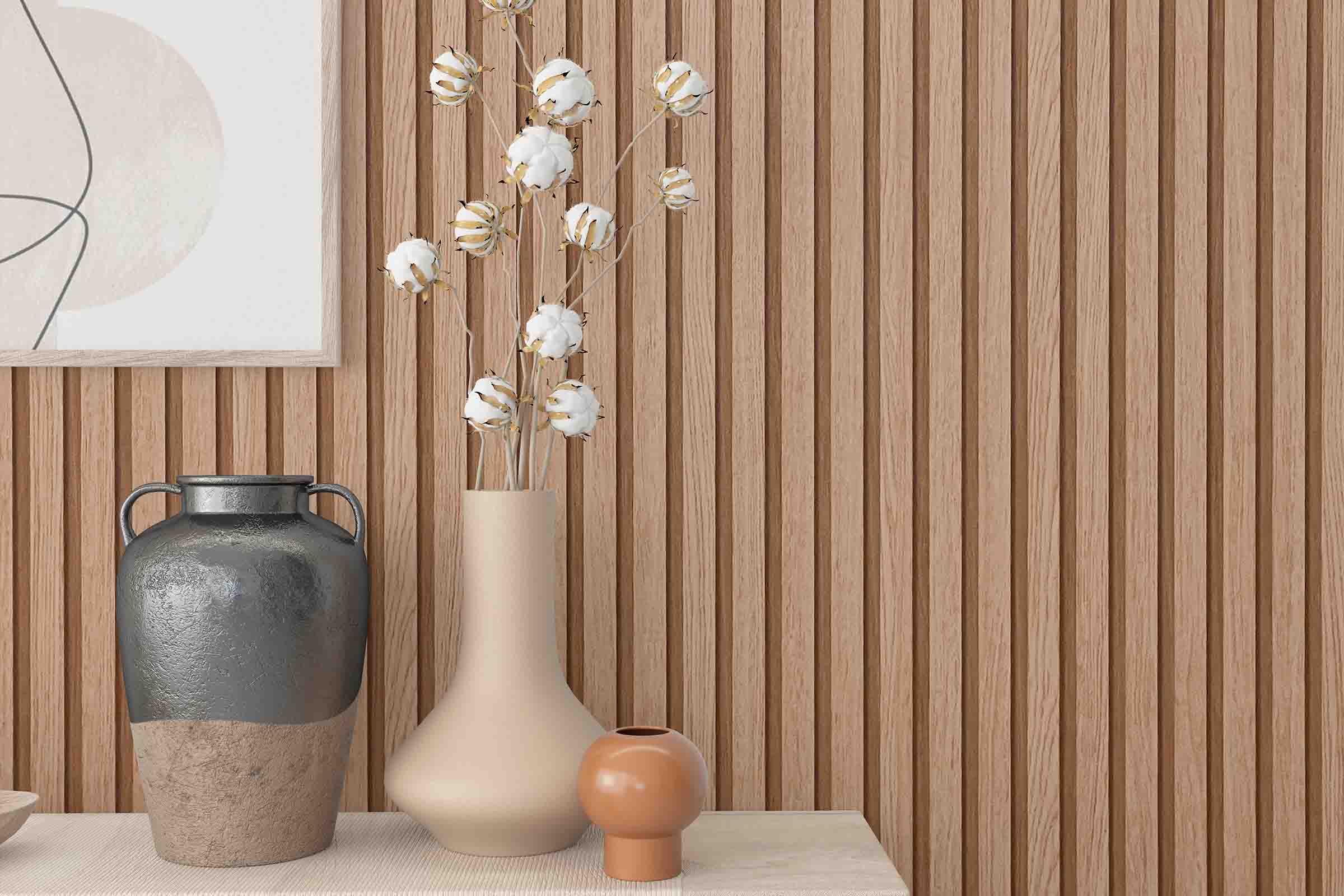 Decoratieve scène met vazen en houten wandpanelen