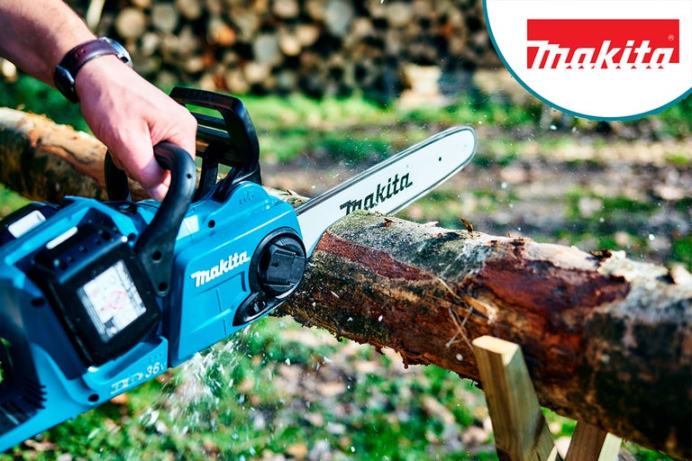 Makita Logo. Een persoon zaagt een boomstam met een accukettingzaag.
