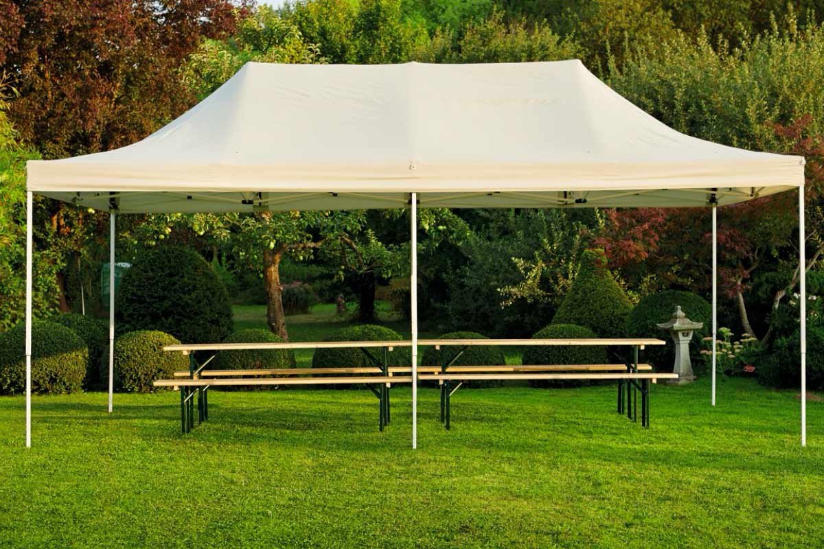 Partytent met biertafel in de tuin