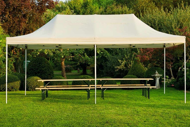 Partytent met biertafel in de tuin