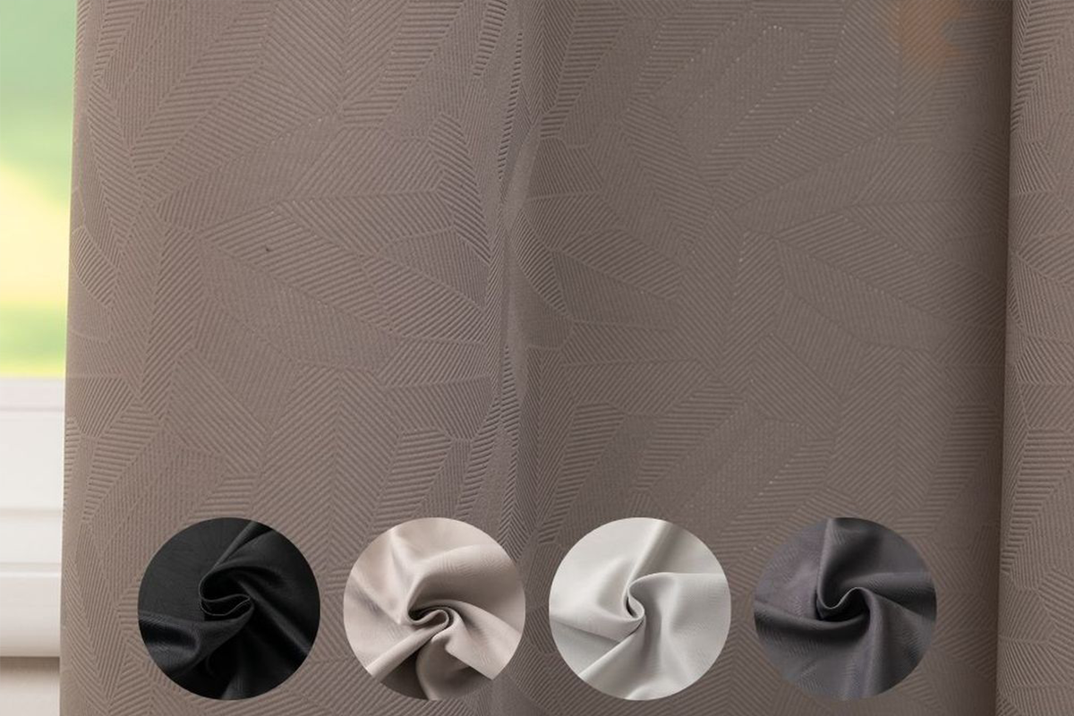 Detailopname van een gestructureerde gordijnstof met geometrisch bladmotief en vier kleurstalen.