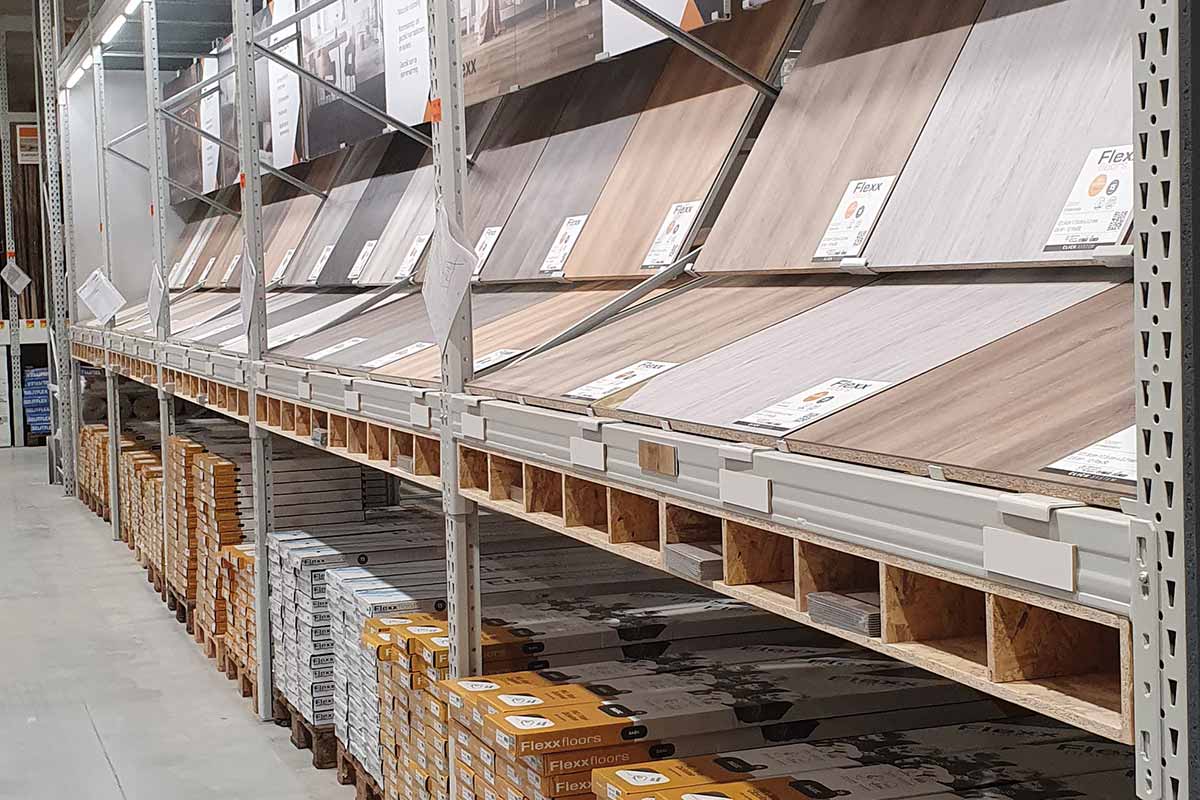 Rek met diverse vloerbedekkingen ter selectie
