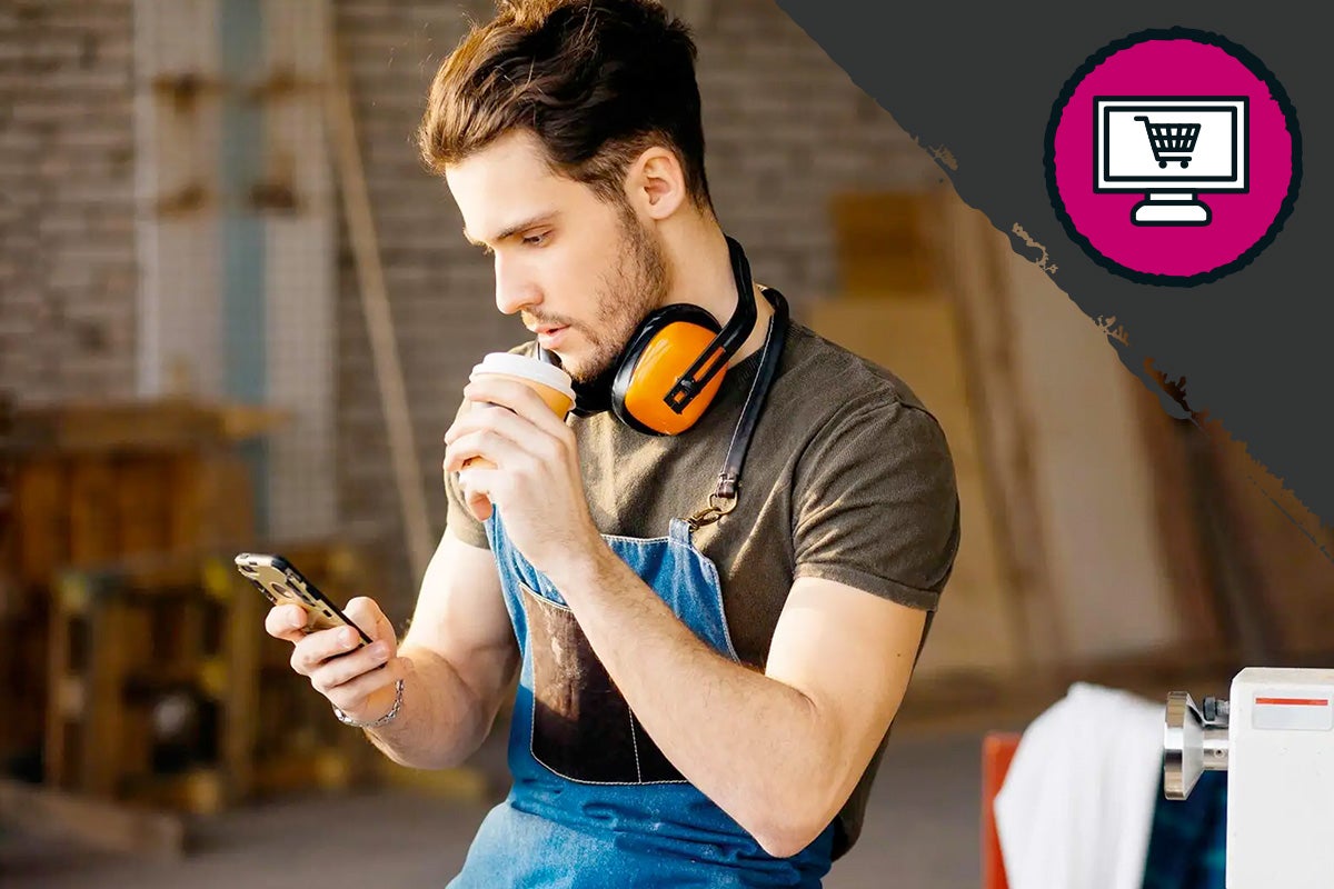 Man met mobiele telefoon, koffie en gehoorbescherming in de Hornbach webshop
