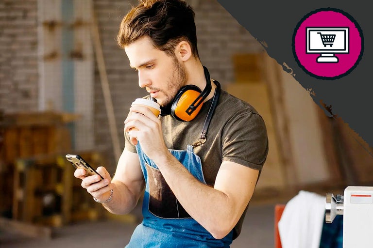 Man met mobiele telefoon, koffie en gehoorbescherming in de Hornbach webshop